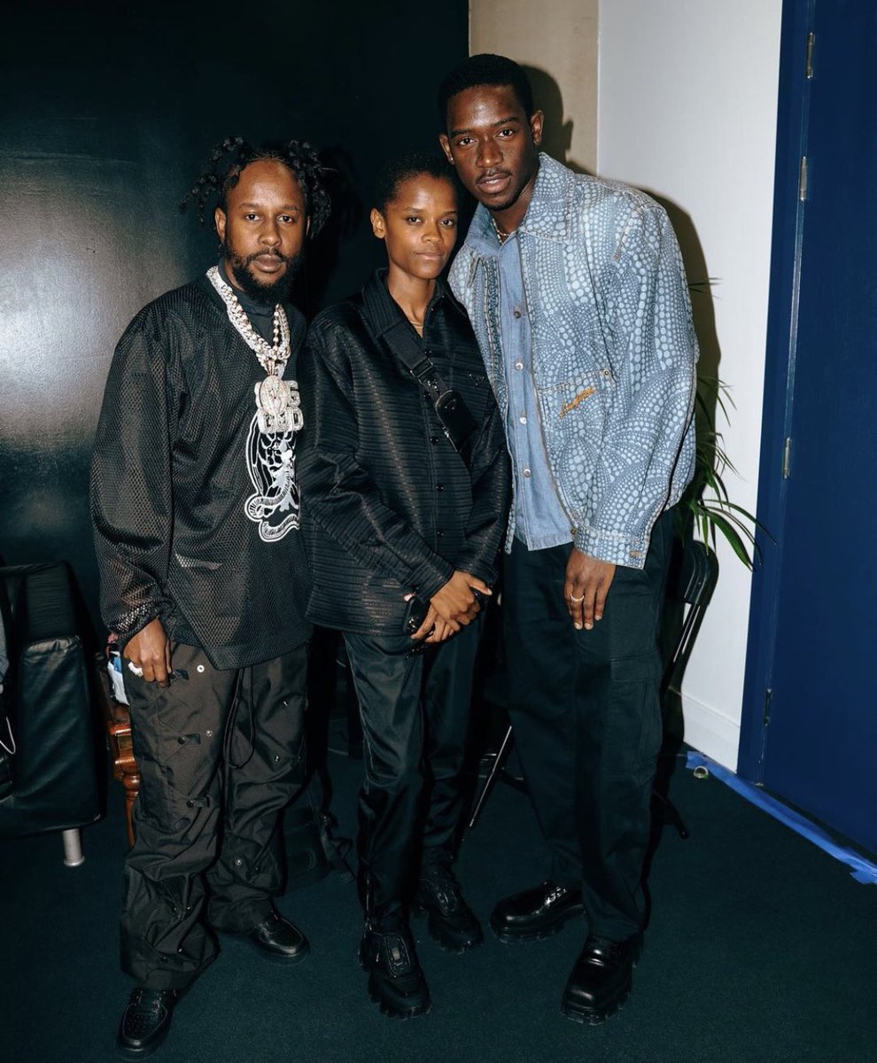 What a link up 🇯🇲🇬🇧

#Popcaan x #Letitiawright  x #Damsonidris

[📸: PopcaanMusic]