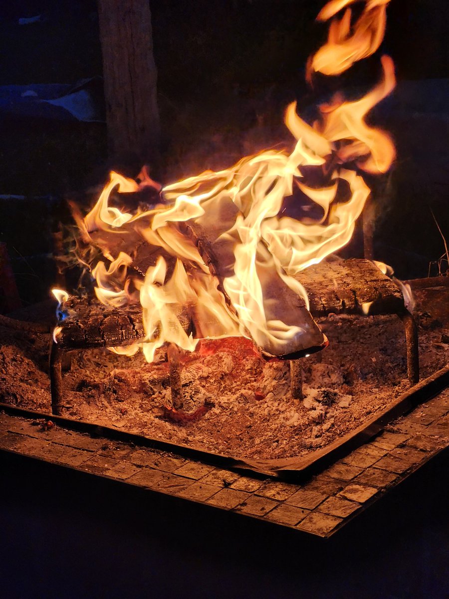 HotMessRia's tweet photo. About last night 🌙 

#firepit #summervibes #coolnights https://t.co/Xqp1SZ7KSP