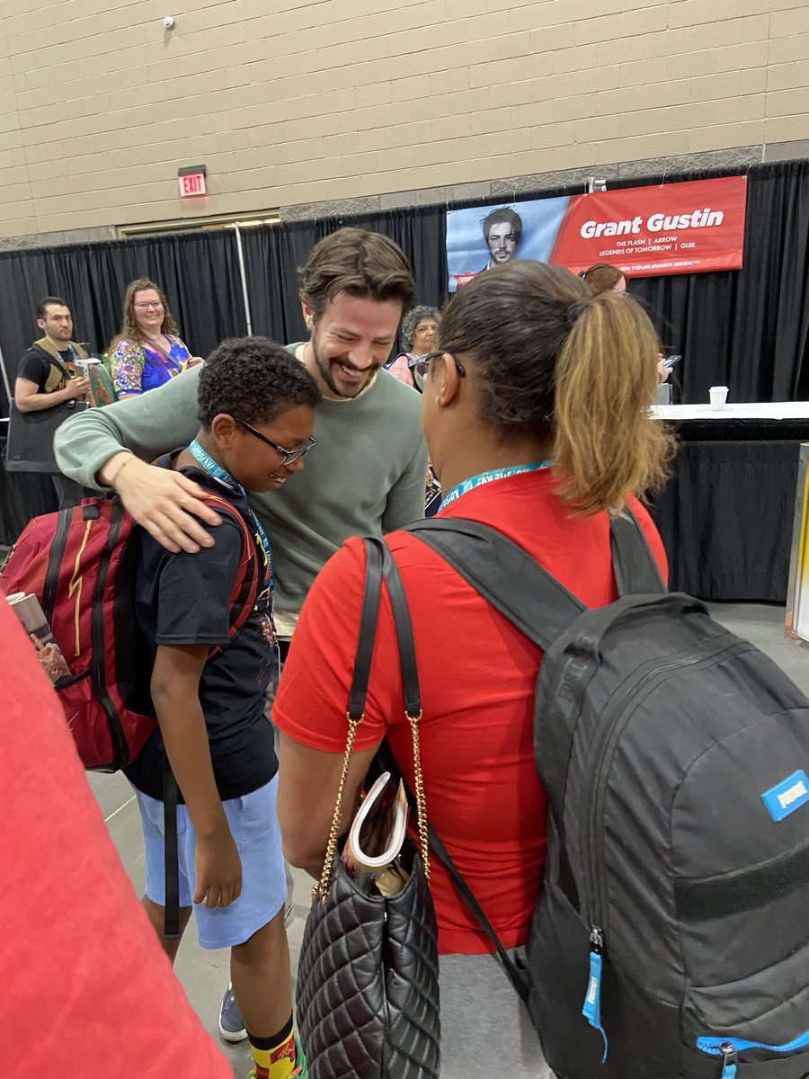 Great moment I captured at #PhoenixFanFusion   Grant Gustin saw a young fan so overwhelmed to meet him so he jumped over the table and came and consoled him! Thanks Grant Gustin!! He’s my Flash!!