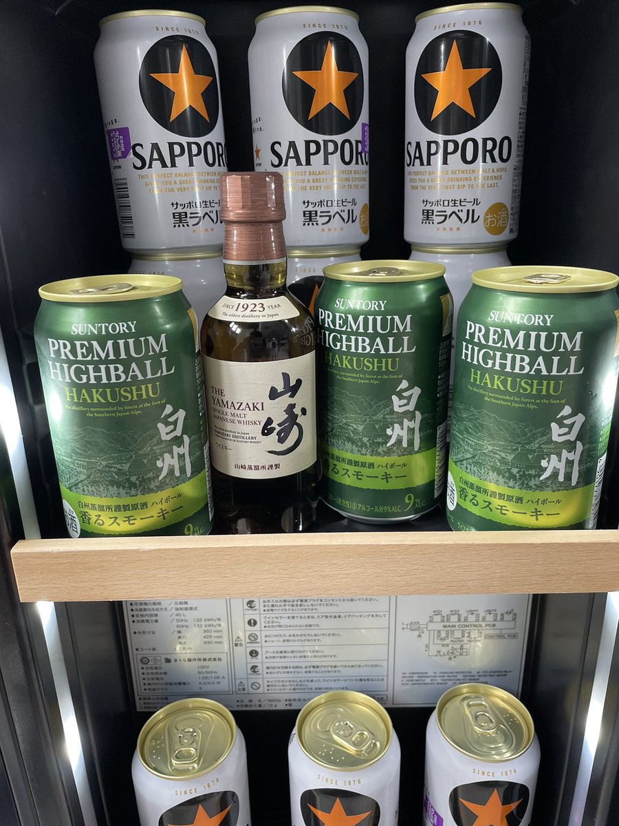 朝からコンビニ行きまくってゲット！！

スニーカーボックス整理しながら飲みますか🍺🍺

白州ほんと美味い！