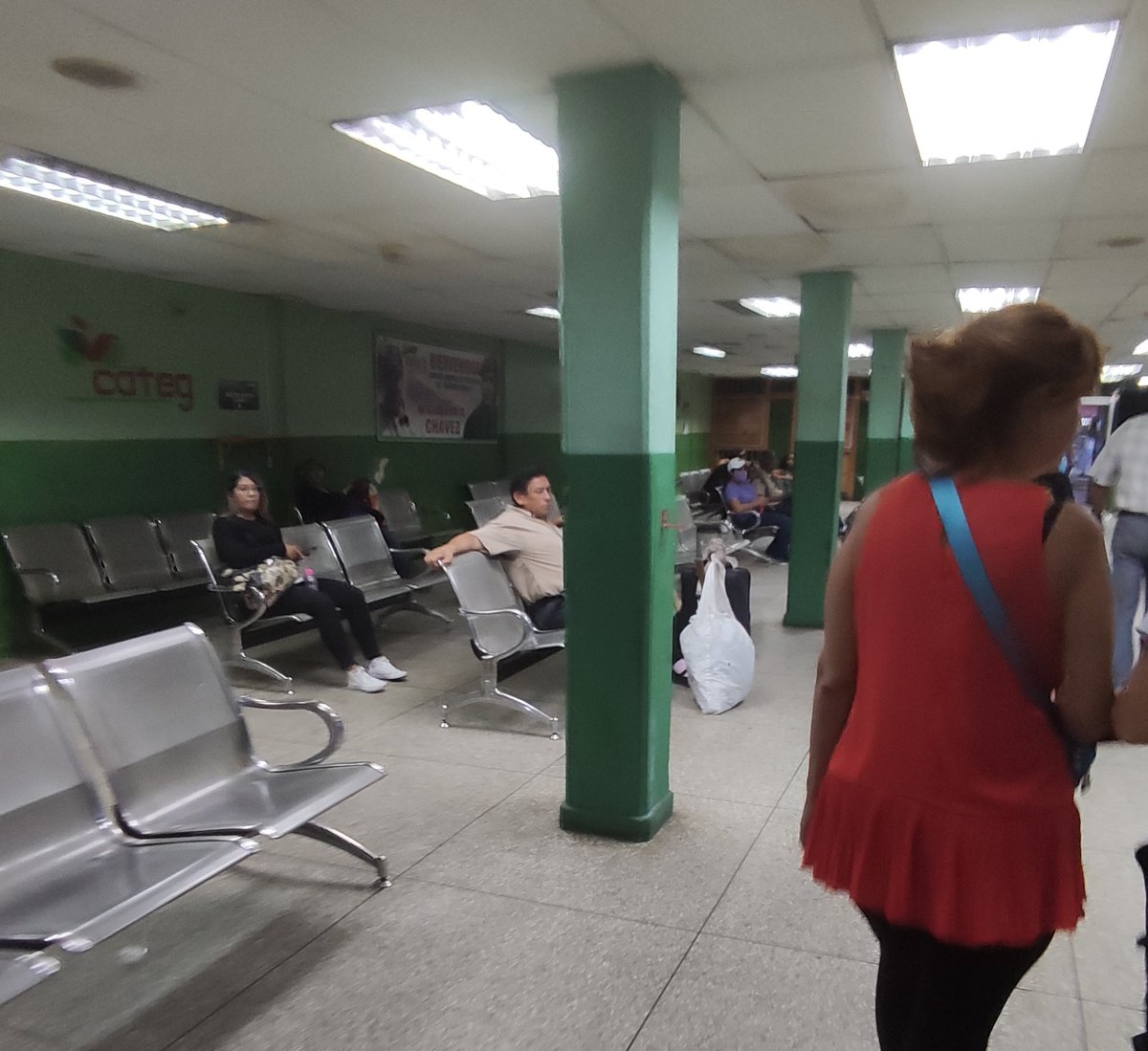 Que ASCO la Sala de espera del terminal de Oriente en Maracay Estado Aragua un olor fétido era lo que reinaba en el lugar que no tiene ni ventiladores.

¿Para qué cobran tasa de salida? ¿No les da vergüenza? 🤬🤬🤬