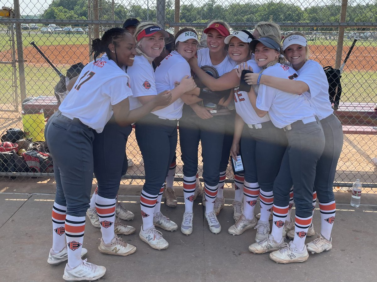 These ladies finished 3rd place at the Triple Crown OKC!! Great overall weekend!! First time we’ve played in over a month!! #BeElite #TulsaElite <a href="/TulsaEliteSB/">Tulsa Elite Softball</a> <a href="/triplecrownspts/">Triple Crown Sports</a>