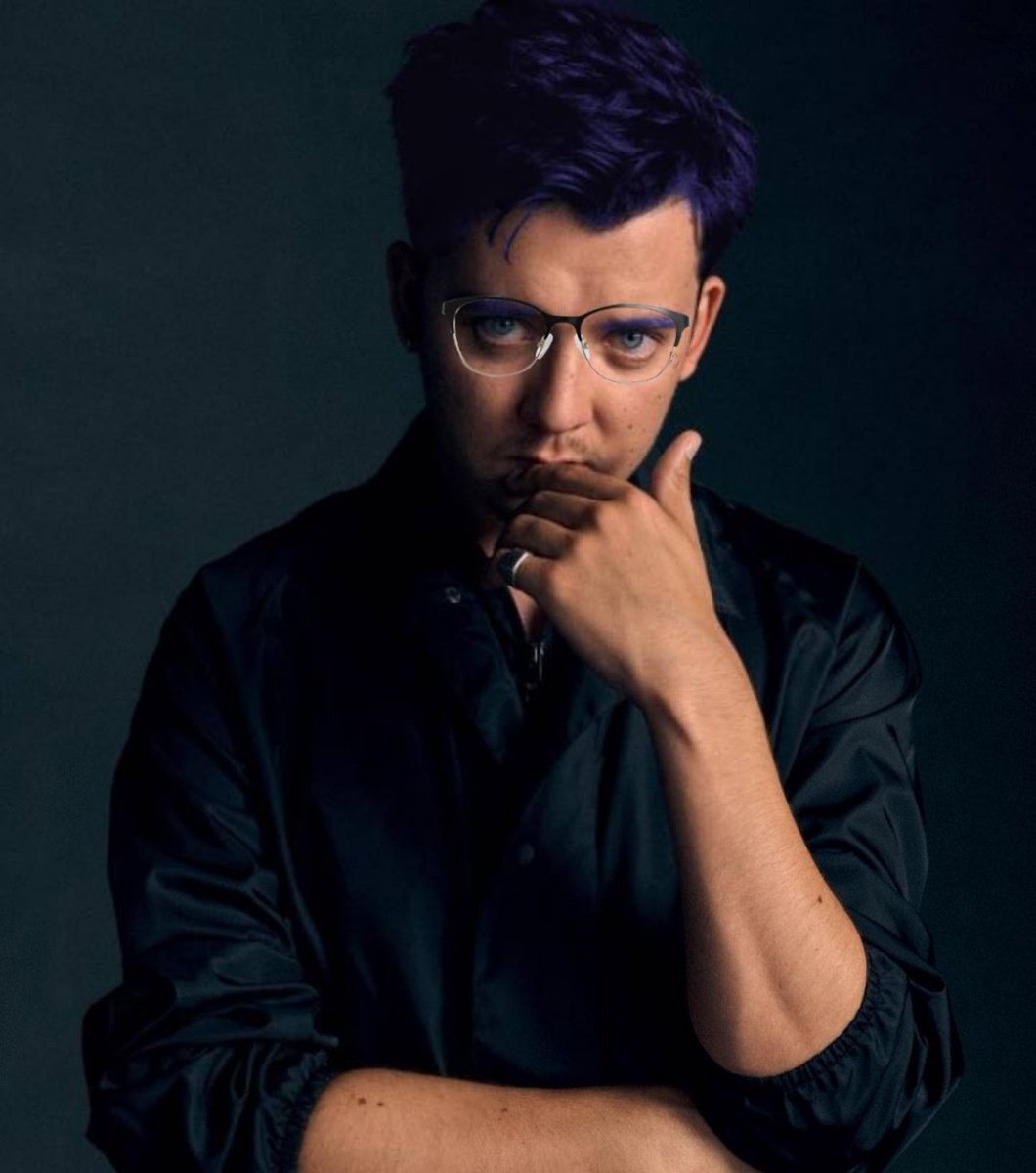 PradaRpFk's tweet photo. Elegancia al máximo de la mano de MilHouse ( @MHVHoutn ) en la nueva colección 𝗣𝗿𝗮𝗱𝗮𝗦𝗦𝟮𝟯 porque ellos también tienen su propia colección. 

     #Pradaᴿᵖ #MiucciaPradaᴿᵖ 
📸 Colin Denvers ( @Graffxrssions ) https://t.co/DwYFFgLM8t