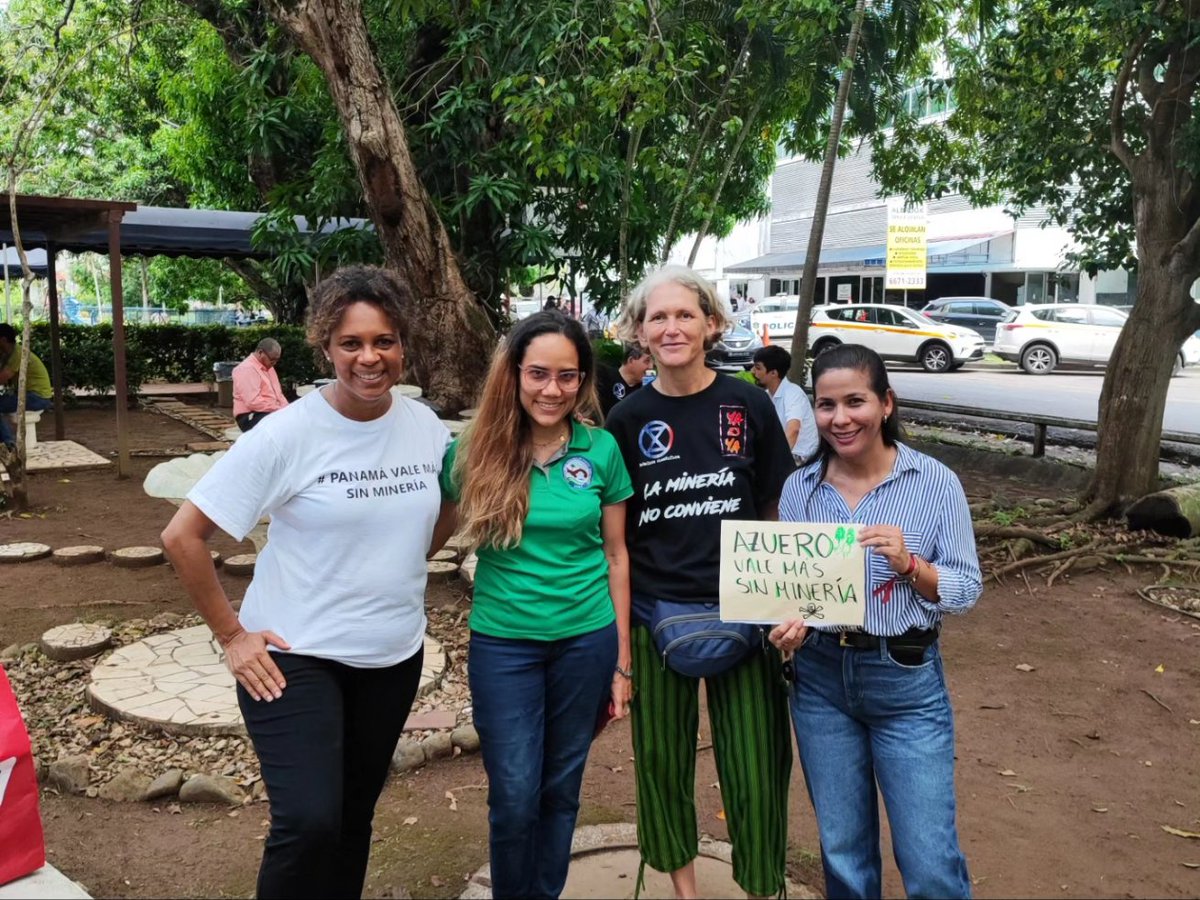 momentumterra's tweet photo. Que agradable encontrarme con estas personalidades. Lo malo es la causa x la q estamos reunidos. @MiAmbientePma más les vale q rectifiquen no es amenaza pero advertidos estan. @cobiopa @sinmineria @adoptabosque @YAESYA4 #promar @raisabanfield #andreconte todo x lingotes de 🪙 😒 https://t.co/m0CL1XS73O