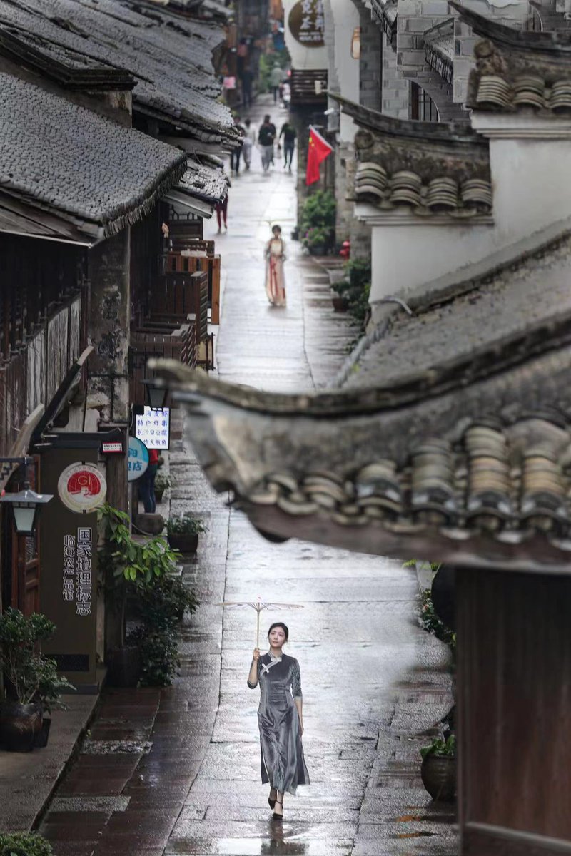 许佳琪穿着旗袍走在临海紫阳街上，新偶像和古城文化的融合，充分展现台州府城宋韵精神。Xu Jiaqi is wearing a cheongsam and walking on Ziyang Street in Linhai. The fusion of new idols and ancient city culture fully showcases the spirit of the Song Dynasty in the capital . #China https://t.co/RWdaao49PY