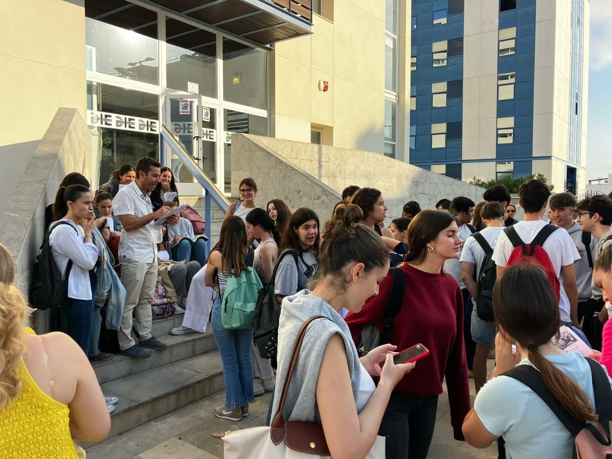 SalesianosVSJB's tweet photo. Instantes antes de empezar las Pruebas de Acceso a la Universidad.
¡Adelante! ¡Estamos a vuestro lado y os transmitimos toda la fuerza y la mejor de las suertes! 🍀 https://t.co/05lxQmt0ah