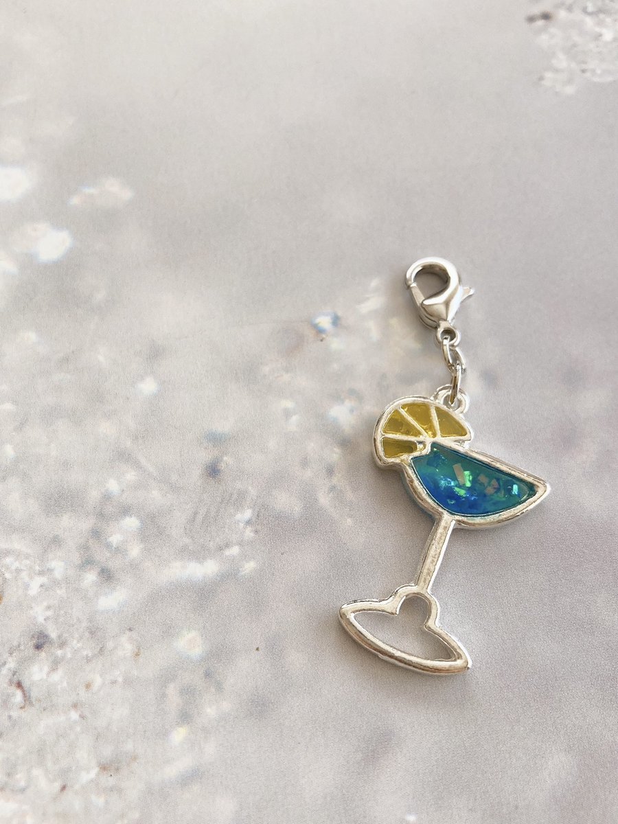 【蒼カクテル マスクチャーム💎💍】

マスクにつけるだけで少し大人っぽくなるかも……？(*´艸`)

 #レジン  #レジンアクセサリー  #レジン好きさんと繋がりたい  #ハンドメイド