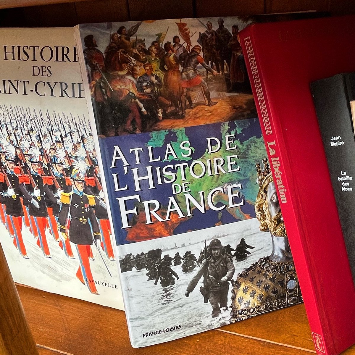 Une journée spéciale aujourd’hui avec l’anniversaire du Débarquement il y a 79 ans sur les plages de Normandie.
Merci à celui ou à celle qui a déposé ces livres dans le thème du jour !
Bonnes lectures à tous et vive la Liberté !
#Arras #boîteàlivres #6juin #livres #Liberté