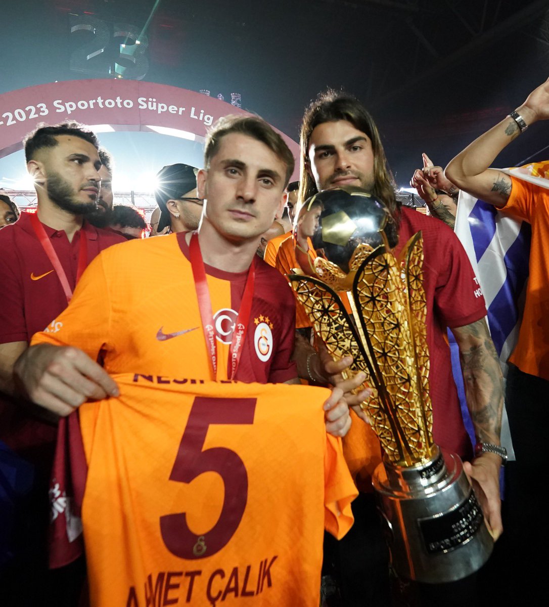 GalatasaraySK's tweet photo. Kalbimizdesin… #AhmetÇalık 💛❤️ https://t.co/cRfgW9HgLC