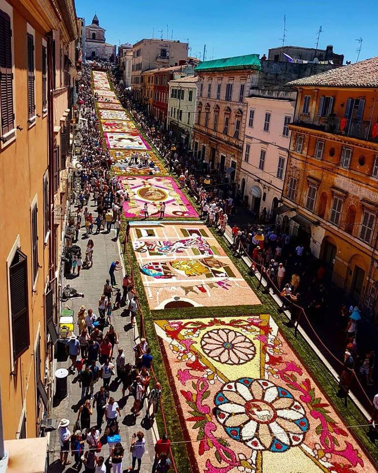 The town of Genzano near Rome carpets its main street with flower petals for the annual infiorata festival this weekend. bit.ly/3OYqOB0