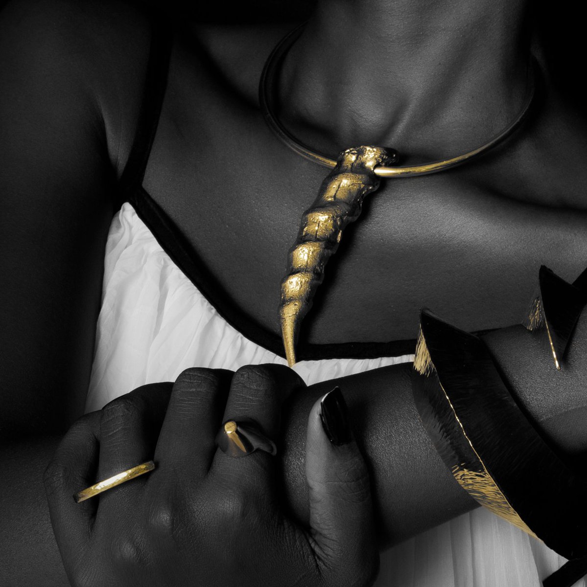 Brass jewelry: a fusion of strength and grace.

#AdeleDejak #sustainablefashion #jewellerylover #madeinKenya #handmade #brassjewellery #Africanjewellery #Africanluxury #affordablekuxury #brassjewellery #recycledbrass #sustainablematerials
