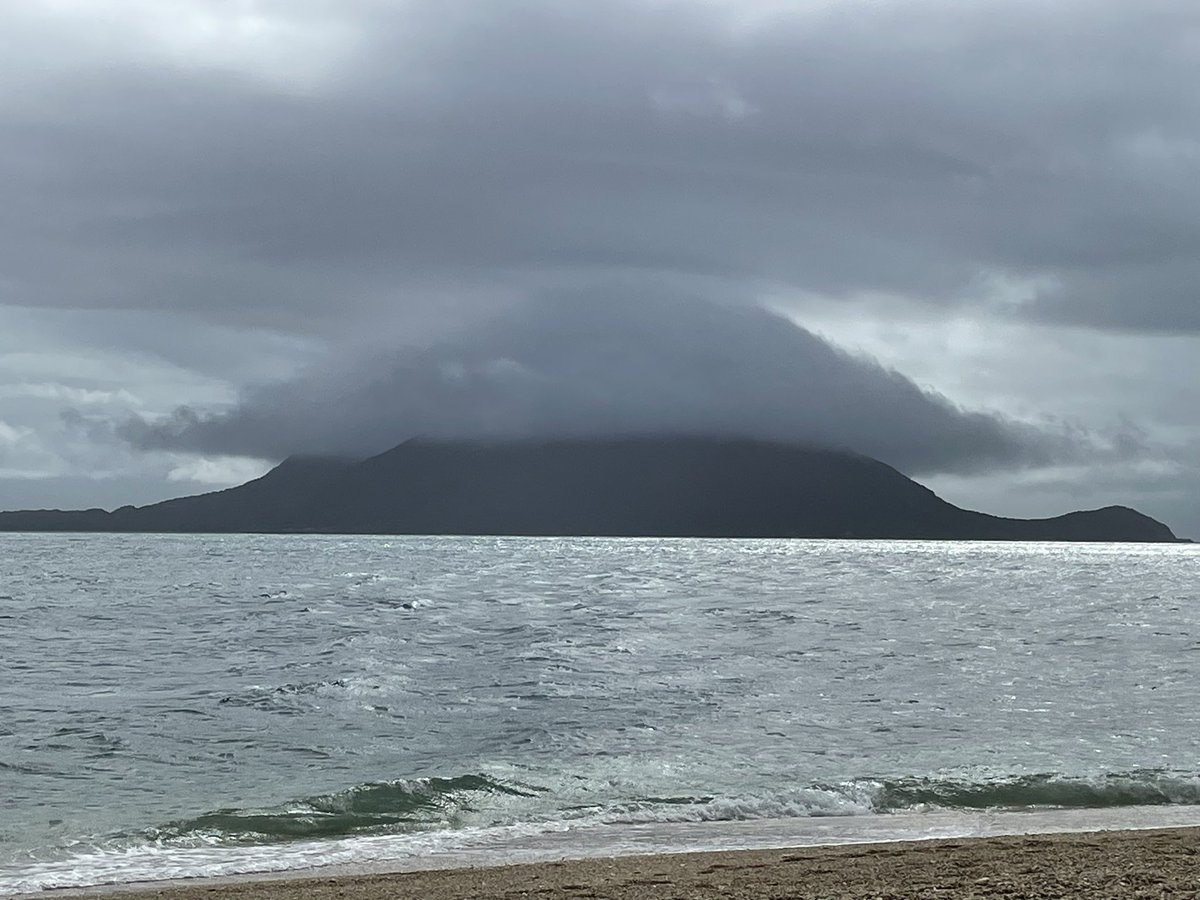 DrHarryRosen's tweet photo. An eye doc’s favourite cloud @Cloudspottinguk #lenticulris #capcloud https://t.co/ABA1L4IjyM