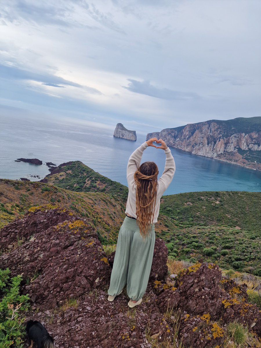 Dieser Ausblick ist einfach traumhaft 😍 Ich habe mich verliebt ❤️

#perfectview #sardinien #mountains #ocean #dreadhead #travelgirl #miragrey
