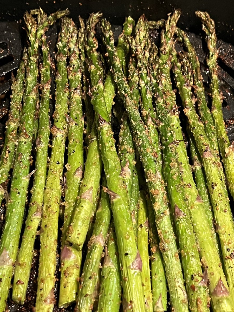 🌱Asparagus is giving Summer Vibes ⛱️☀️ 
#asparagus #summervibes #airfryer #starthere #dinner