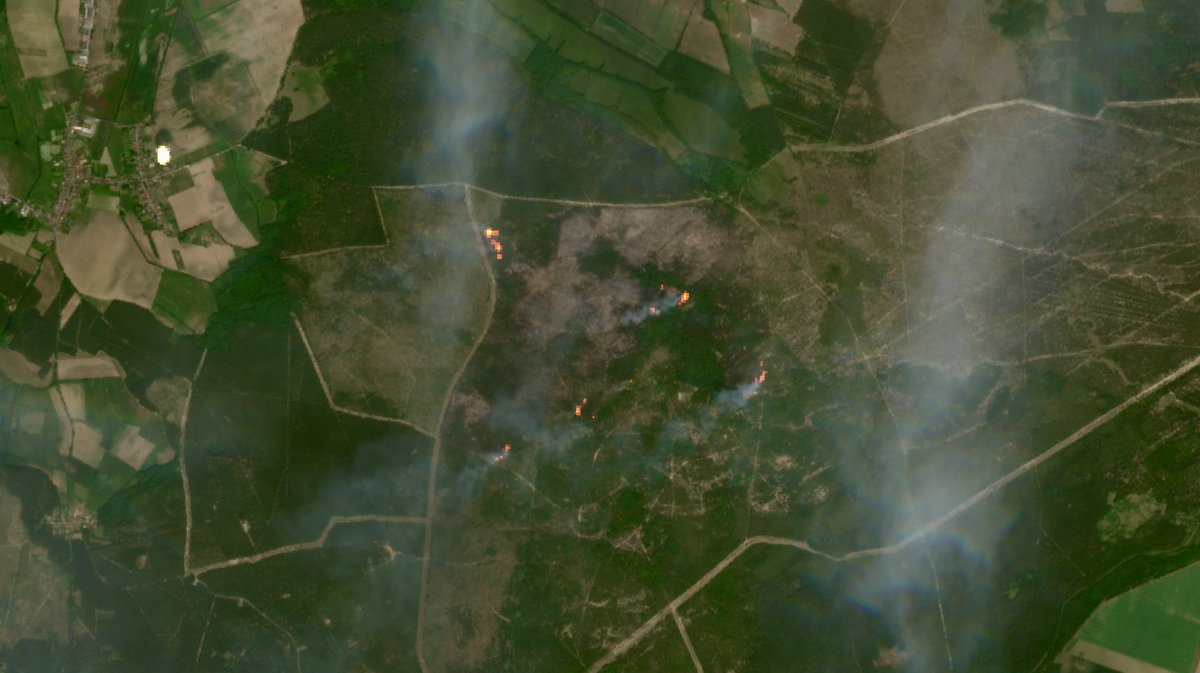 🟠 First image of wildfire near #Jüterbog, #Brandenburg, Germany. Several fires are still active in the ammunition-contaminated area.

🛰️ #Copernicus Sentinel-2, 05-06-2023 

Image is about 10 kilometers wide.

#RemoteSensing #OpenData #SciComm #Wildfire #Waldbrand