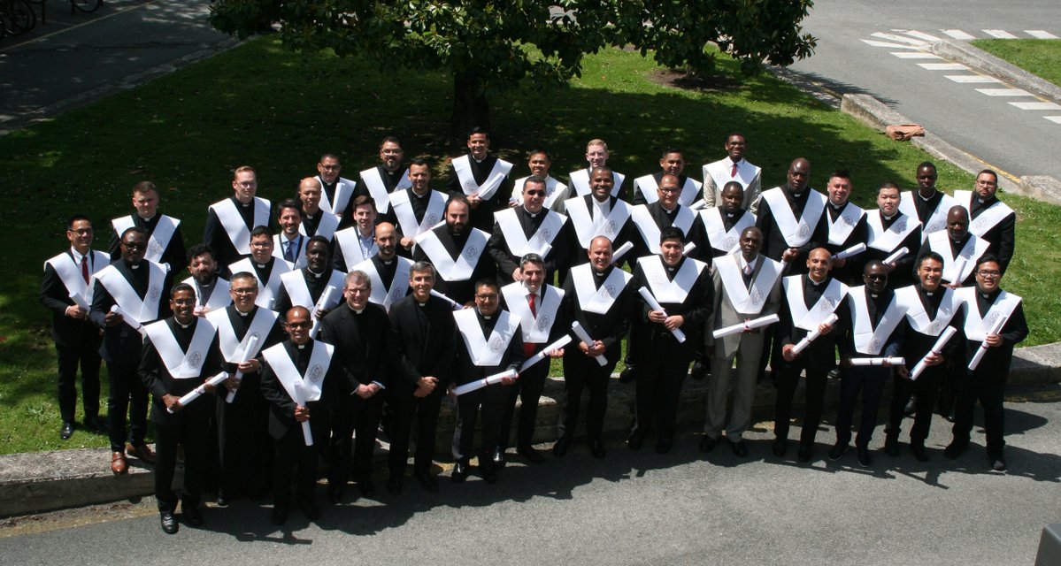 “Tened la mirada en los santos, que supieron unir sus enseñanzas a su forma de vivir”

➡️El profesor Juan José Silvestre ha sido el padrino de los 74 estudiantes de Bachiller y Licenciatura que se han graduado este curso en la Facultad de Teología
👇
unav.edu/noticias/-/con…