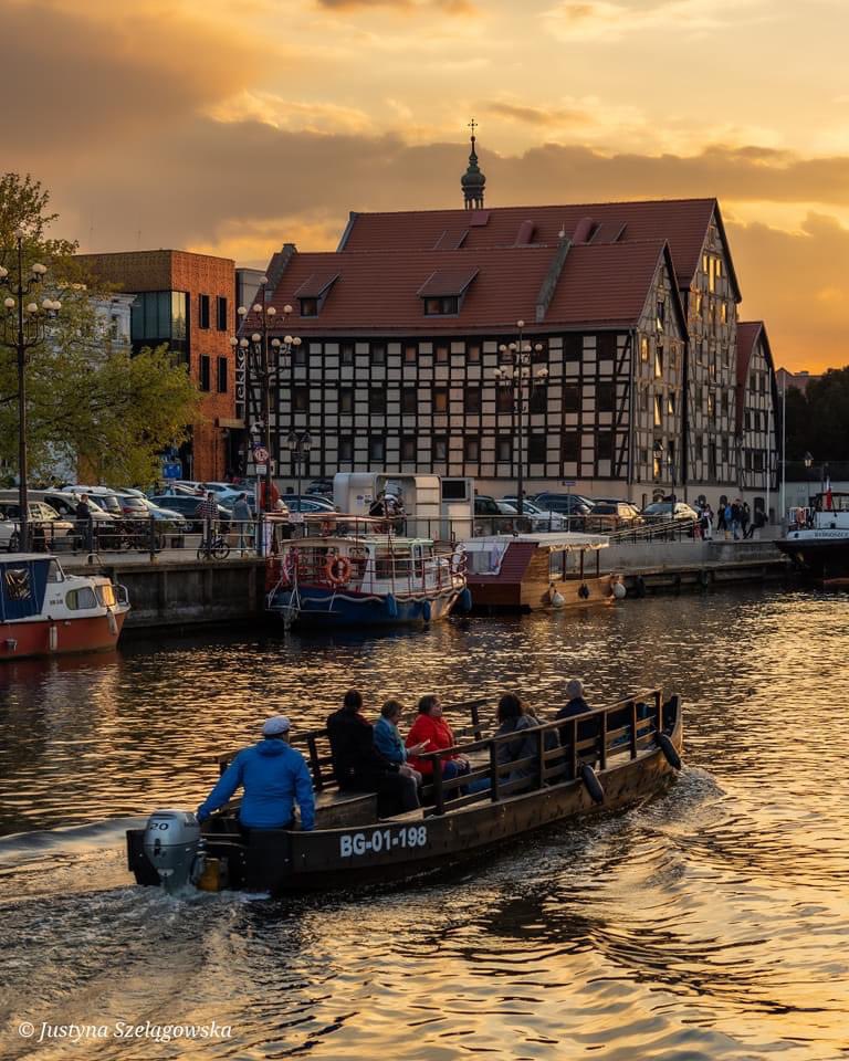 Lidia365000145's tweet photo. W stronę zachodzącego słońca! 🟠🟡🌄

Dwa żywioły: ogień i woda 📷by Justyna Szelągowska

#Bydgoszcz #WenecjaBydgoska #OperaNova #Bulwary #Brda https://t.co/YB1vOGbw9a