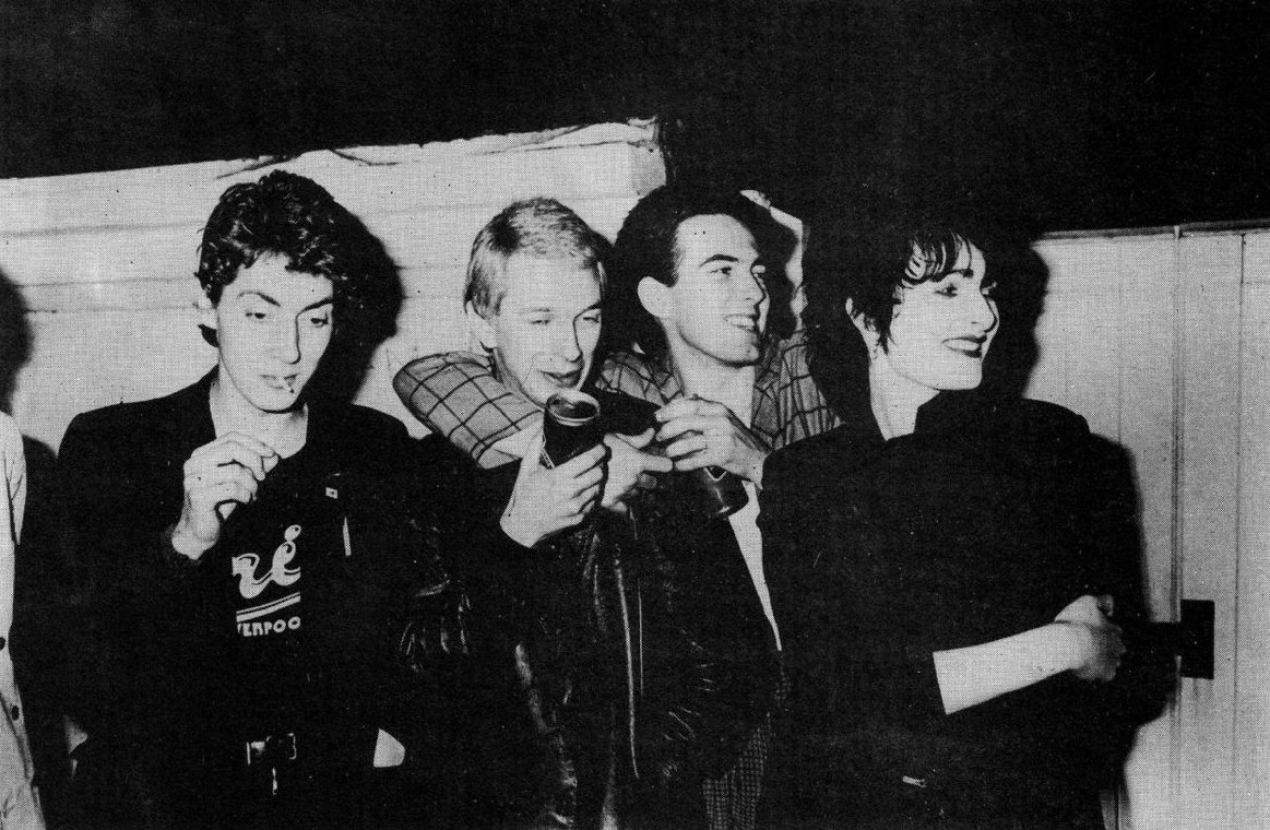 Siouxsie and the Banshees with Robert Smith at the Hammersmith Odeon, 'The Story So Far' zine, 1979

#punk #punks #punkrock #gothpunkrock #siouxsiesioux #siouxsieandthebanshees #robertsmith #punkrockhistory