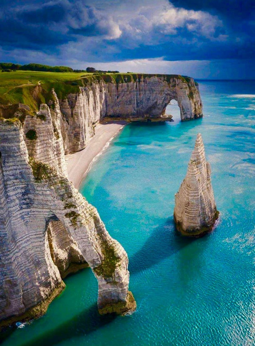 The earth is a truly amazing place…👇

Gorgeous! 
The Beauty of Etretat, France.🇫🇷
