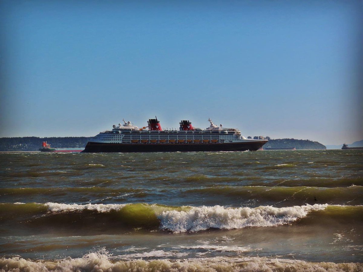 Riders on the storm…. 
#dundaravebeach #westvancouver #kiteboarding #windsurfing
#disneycruiseship