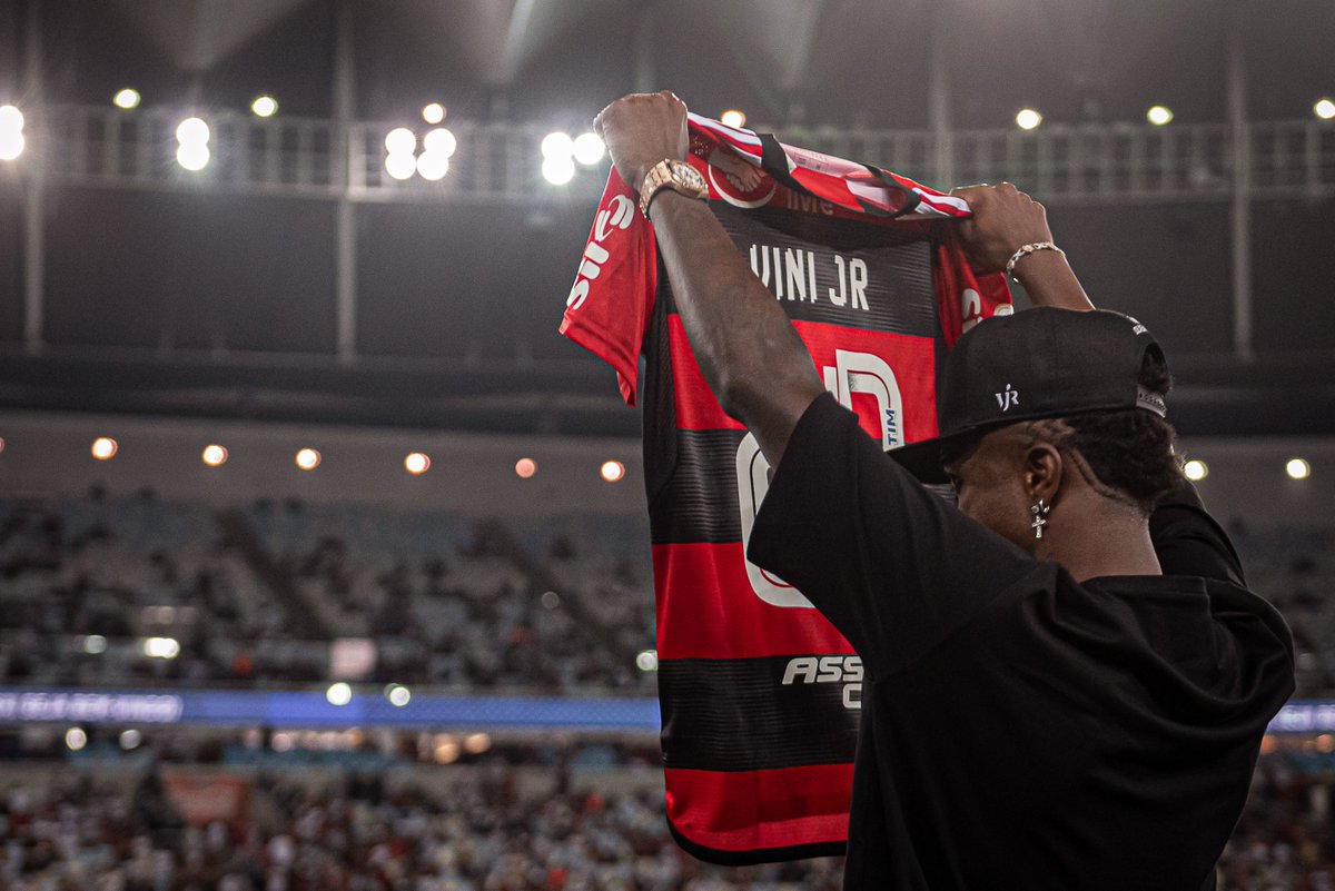 Flamengo's tweet photo. O mundo é seu, mas você vai ser sempre nosso menino ❤🖤
Te amamos muito, @vinijr!

📸 Paula Reis / CRF

#VamosFlamengo #CRF https://t.co/LpBS7sd8jZ