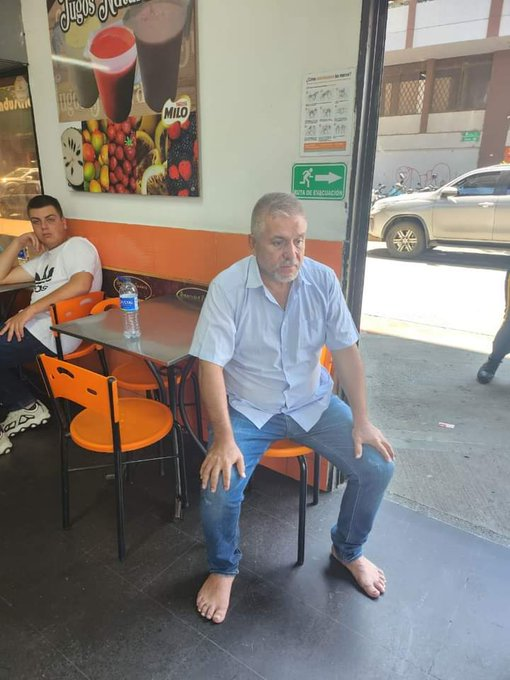 Vamos todos a tratar de localizar a los familiares de este caballero,, que se encuentra en Colombia  está  muy  desorientado... Dice q es de Punto Fijo, si alguien lo conoce que se ponga en contacto con su familia, es un acto de humanidad.