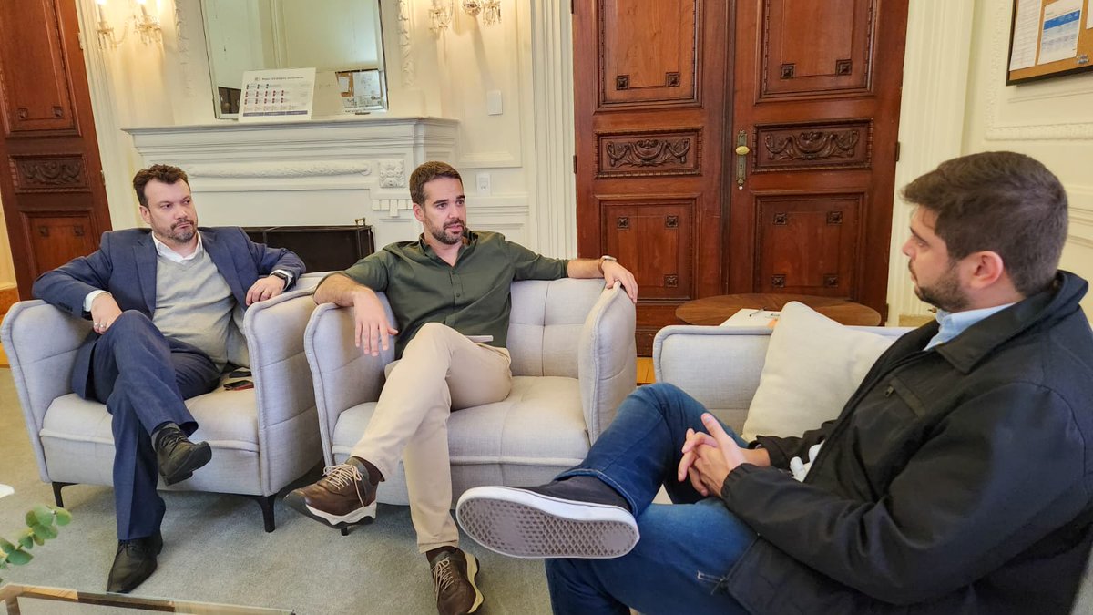 Em visita hoje ao Governador <a href="/EduardoLeite_/">Eduardo Leite</a>, acompanhado do secretário da Casa Civil <a href="/arturlemosjr/">Artur Lemos</a>, conversamos sobre tópicos observados nas visitas que tenho feito às Secretarias.

Como já informei antes, estou visitando todas as pastas, departamentos e autarquias, para realizar