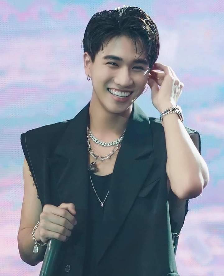 ยิ้มเธอคือความสุขของฉัน มอนิ่งคร้าบ วันนี้ทำงานขอให้สู้ๆน๊า อากาศร้อน ดูแลตัวเองดีๆด้วย ระวังจะไม่สบายไป ไม่ได้เป็นหมอแต่เป็นห่วงนะคร้าบ รักมากๆ 🖤🤟🫰😊

#KDPPE
#PerthTanapon 
Cr.Thxpic🙏🏼