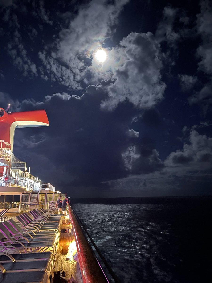 @CarnivalCruise pic from my recent sailing on Glory. Looks like a great picture for an ad :)