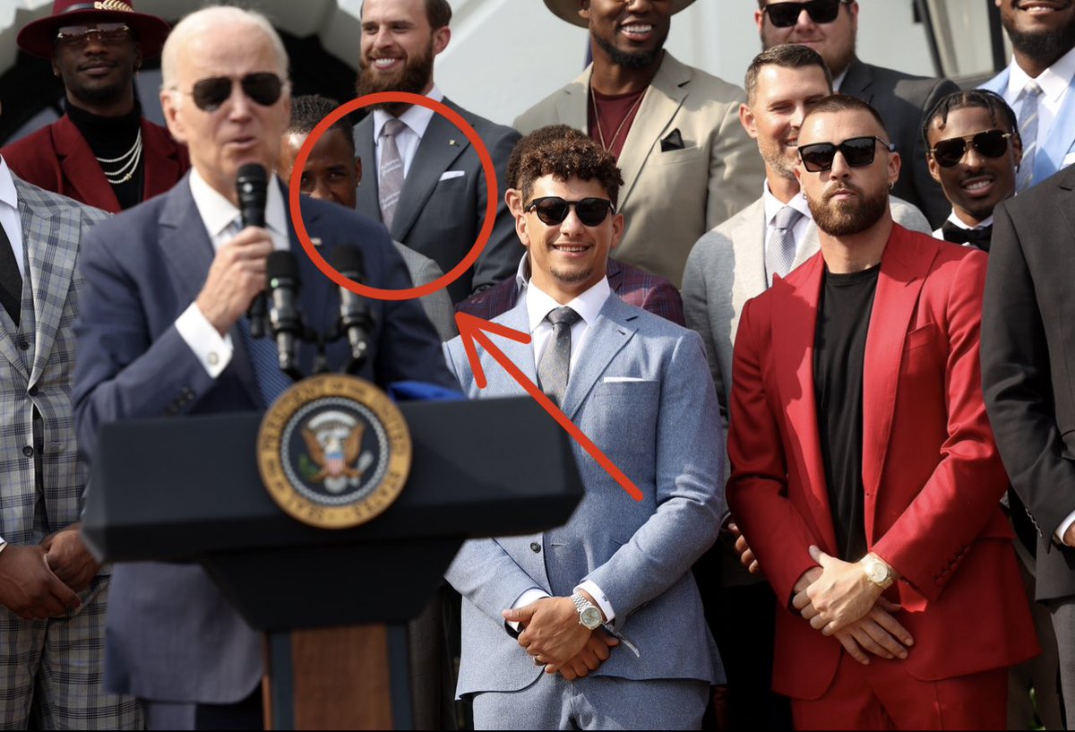 dannydeurbina's tweet image. Joe Biden hosted The Chiefs at the White House today after winning the Super Bowl

Two-time Catholic Super Bowl champ @buttkicker7 savagely photo-bombed Joe with a BASED pro-life message stitched right into his custom tie.

In Latin it reads: “Vulnerari Praesidio”

“PROTECT THE…