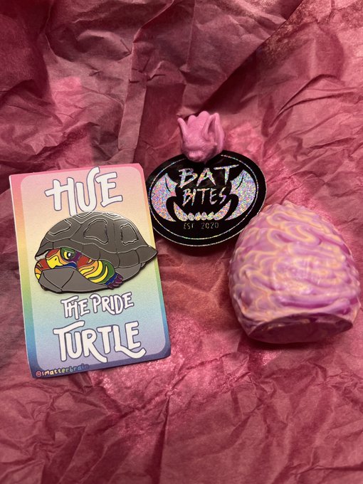 My awesome pin and pretty swirl egg (and surprise tiny bat) from @BattyBits check them out for some cute<a href="/tag/realloyalfans"class="tags"><span>#realloyalfans</span></a>