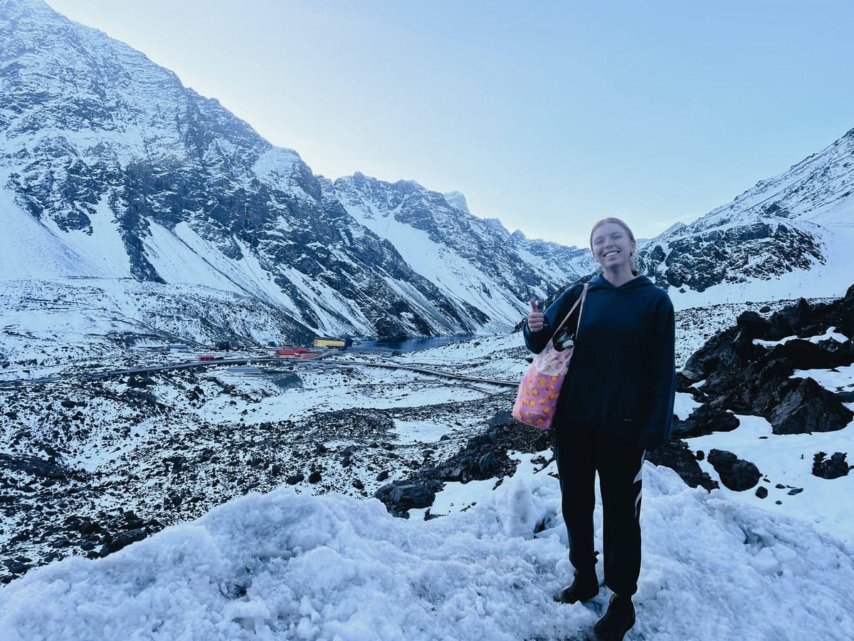 katherinehbeard's tweet photo. @BlundstoneUS AT THE CHILE-ARGENTINA BORDER! (shoutout to the customs officers who took these photos for me fangirling over the snow!!) https://t.co/m57mRTTsH6