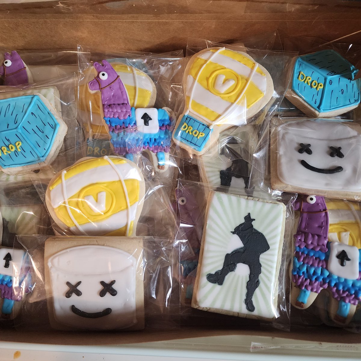 PastryGodd3ss's tweet photo. How it started vs how it ended! I'm PG...that's  short for Pastry Goddess because i does this! #fortnite #FortniteArt #lootllama #marshmallow #cookies #sugarcookies #jaylynstreatncreams #sweettreats https://t.co/yrfR2x2Rt4