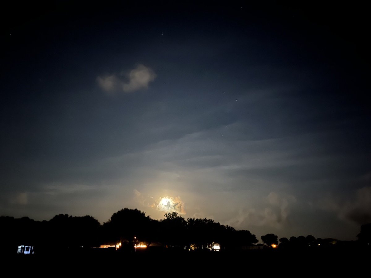 MarkstahlerVIP's tweet image. Full moon over #TigerPoint
#gulfbreeze #YourVIPS #LevinRinke #StrawberryFullMoon