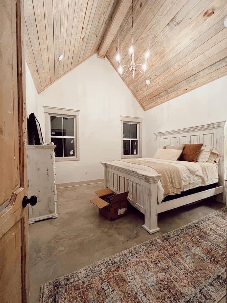 Go_McGuire's tweet photo. What do you think of this rustic bedroom and that gorgeous high ceiling? 🧡 We LOVE it!

NextHome Coast2Coast
https://t.co/fxeJOi340r
#getusedtoawesome
#NextHome #NextHomeCoast2Coast 
#HumansOverHouses 
#newlisting 
Download my home search App here:
https://t.co/YRbsgzEOMu https://t.co/4bNTbwqhln
