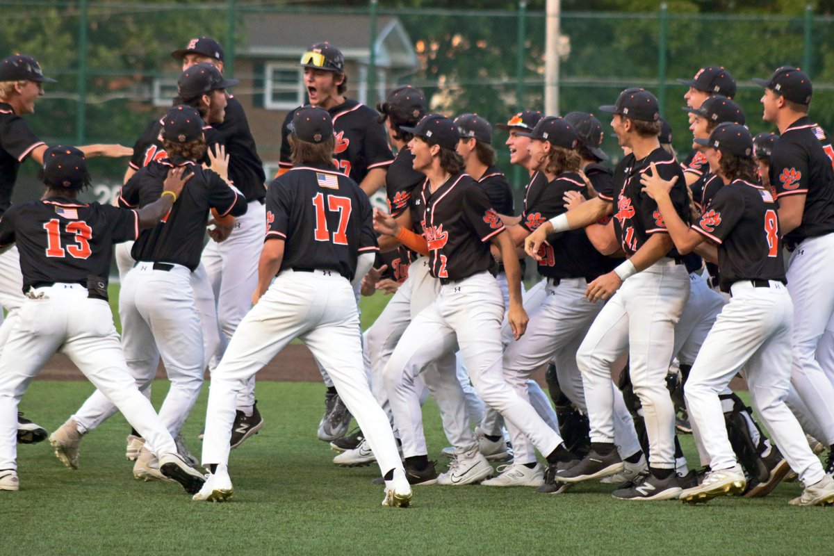 Defending champion Edwardsville Tigers are headed back to the state tournament. Story and pictures here: theintelligencer.com/sports/article…