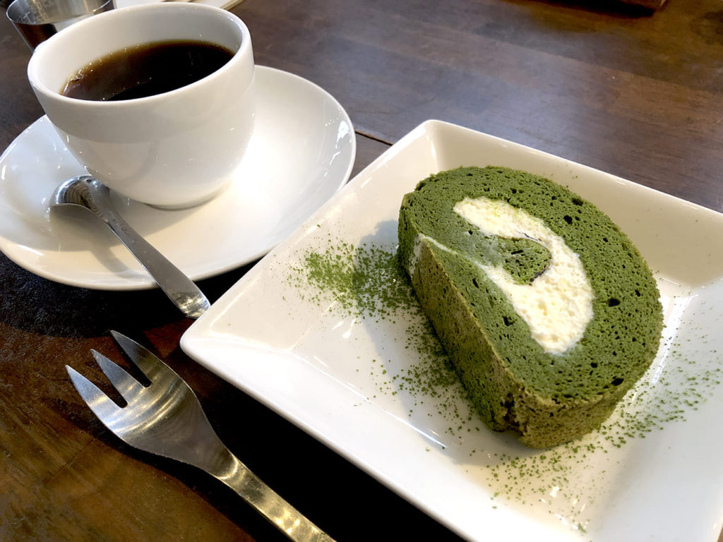 ishikabakun's tweet photo. |θωθ`)/ キネンビ!
今日6月6日は #ロールケーキの日! 七尾にある酒蔵をリノベーションしたダイニングカフェ #ICOU さんで食べた #抹茶とクリームチーズのロールケーキ がおいしかったよ~🥯 能登の食材を使ったランチもおすすめやし、ぜひチェックしてみてね~🍱 https://t.co/WJiafQvZqZ