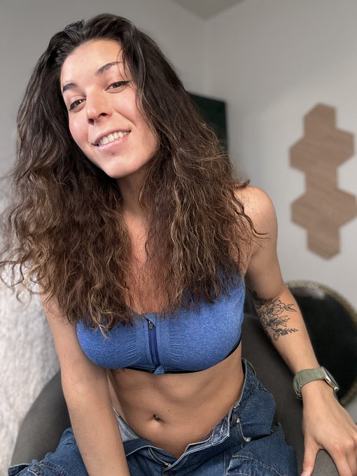 Do you think im cute 🥺🫣 https://t.co/KWY4wNvddw