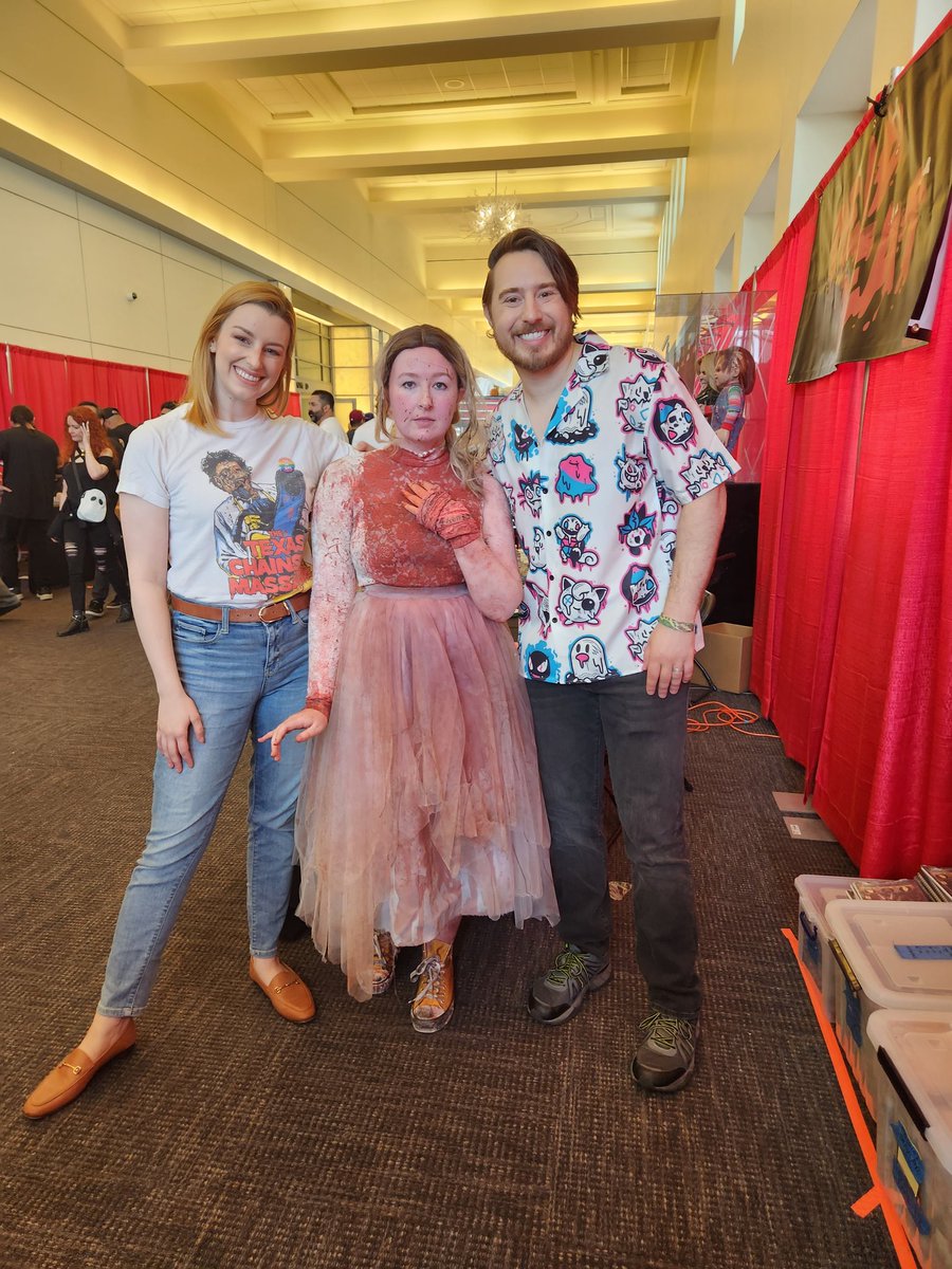 heypigeonpost's tweet photo. Monsterpalooza was so fun! I did a scaled back version of Grace for day one and right there at the entrance was the line to meet @deadmeatjames &amp; @carebecc who were SO nice and I was SO nervous to talk to them but they're truly so kind and taking their time with everyone 😭 https://t.co/dZVikGQ2ZN