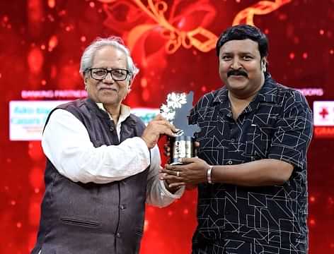 Dr.V.Nagendra prasad (@kaviratnavnp) on Twitter photo ಪ್ರಜಾವಾಣಿ ಸಿನಿಸಮ್ಮಾನದಲ್ಲಿ ಅತ್ಯುತ್ತಮ ಗೀತರಚನೆಗೆ ಪದ್ಮಶ್ರೀ ಡಾ.ದೊಡ್ಡರಂಗೇಗೌಡರಿಂದ ಪ್ರಶಸ್ತಿ ಪಡೆದ ಕ್ಷಣ. ಕಾರಣೀಭೂತರಾದ ವೇದ ಚಿತ್ರತಂಡಕ್ಕೆ,ತೀರ್ಪುಗಾರರಿಗೆ,ಪ್ರಜಾವಾಣಿಗೆ,ಸಮಸ್ತ ಕನ್ನಡಿಗರಿಗೆ ಧನ್ಯವಾದಗಳು.<a href="/prajavani/">Prajavani</a> <a href="/NimmaAHarsha/">A Harsha</a> <a href="/NimmaShivanna/">DrShivaRajkumar</a> <a href="/GeethaPictures/">Geetha Pictures</a> @girishkasarval <a href="/ArjunJanyaMusic/">Arjun Janya</a> ಪ್ರಜಾವಾಣಿ ಸಿನಿಸಮ್ಮಾನದಲ್ಲಿ ಅತ್ಯುತ್ತಮ ಗೀತರಚನೆಗೆ ಪದ್ಮಶ್ರೀ ಡಾ.ದೊಡ್ಡರಂಗೇಗೌಡರಿಂದ ಪ್ರಶಸ್ತಿ ಪಡೆದ ಕ್ಷಣ. ಕಾರಣೀಭೂತರಾದ ವೇದ ಚಿತ್ರತಂಡಕ್ಕೆ,ತೀರ್ಪುಗಾರರಿಗೆ,ಪ್ರಜಾವಾಣಿಗೆ,ಸಮಸ್ತ ಕನ್ನಡಿಗರಿಗೆ ಧನ್ಯವಾದಗಳು.<a href="/prajavani/">Prajavani</a> <a href="/NimmaAHarsha/">A Harsha</a> <a href="/NimmaShivanna/">DrShivaRajkumar</a> <a href="/GeethaPictures/">Geetha Pictures</a> @girishkasarval <a href="/ArjunJanyaMusic/">Arjun Janya</a>