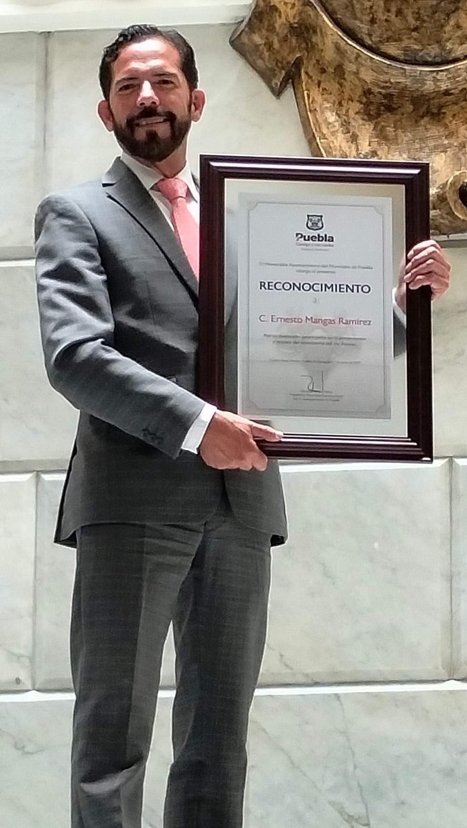 Reconocimiento por parte del ayuntamiento de Puebla a ciudadanos distinguidos. En este caso por las investigaciones en la preservación y rescate del ecosistema del río Atoyac.