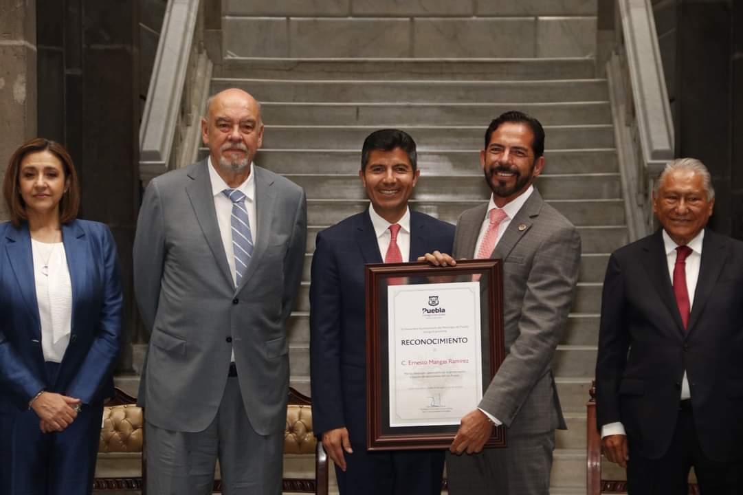 Reconocimiento por parte del ayuntamiento de Puebla. Junto al exgobernador Melquiades Morales, el alcalde, Eduardo Rivera y Don Armando Prida.