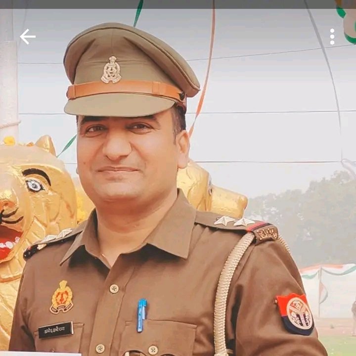 MohammadAshifA7's tweet photo. बुलंदशहर के सिकंदराबाद में एक घर मे आग लग गई थी 
घर में काफी लोग फंसे हुए थे हमारे बड़े भाई #उम्मेद_अली_जौला' सब इंस्पेक्टर ने अपनी जान पर खेलकर लोगों को आग के बीच से निकाला बहुत ही सराहनीय काम किया भाईजान अल्लाह ताला हमेशा खुश रखे आपको और तरक्की अता फरमाए https://t.co/CmFN7au58I