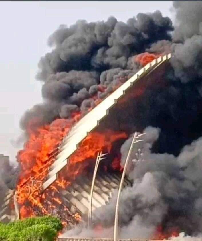 ٻيا سڀ نظريا ڪوڙا کوٽا قوم پرستي زندا باد
سنڌي ماڻهو سنڌو دريا سنڌ جي ڌرتي زنداباد
سنڌ آ سجده گاھ اسان جو سنڌ اسانجومذهب دين
سنڌ سنڌو بدران سنڌين کي ٻيو گهرجي ڪجھ به ڪين
پنهنجي مٽي ساڻ اٿن بس عشق آلستي زنداباد
ٻيا سڀ نظريا ڪوڙا کوٽا قوم پرستي زندا باد۔
#SindhRejectsBahriaTown