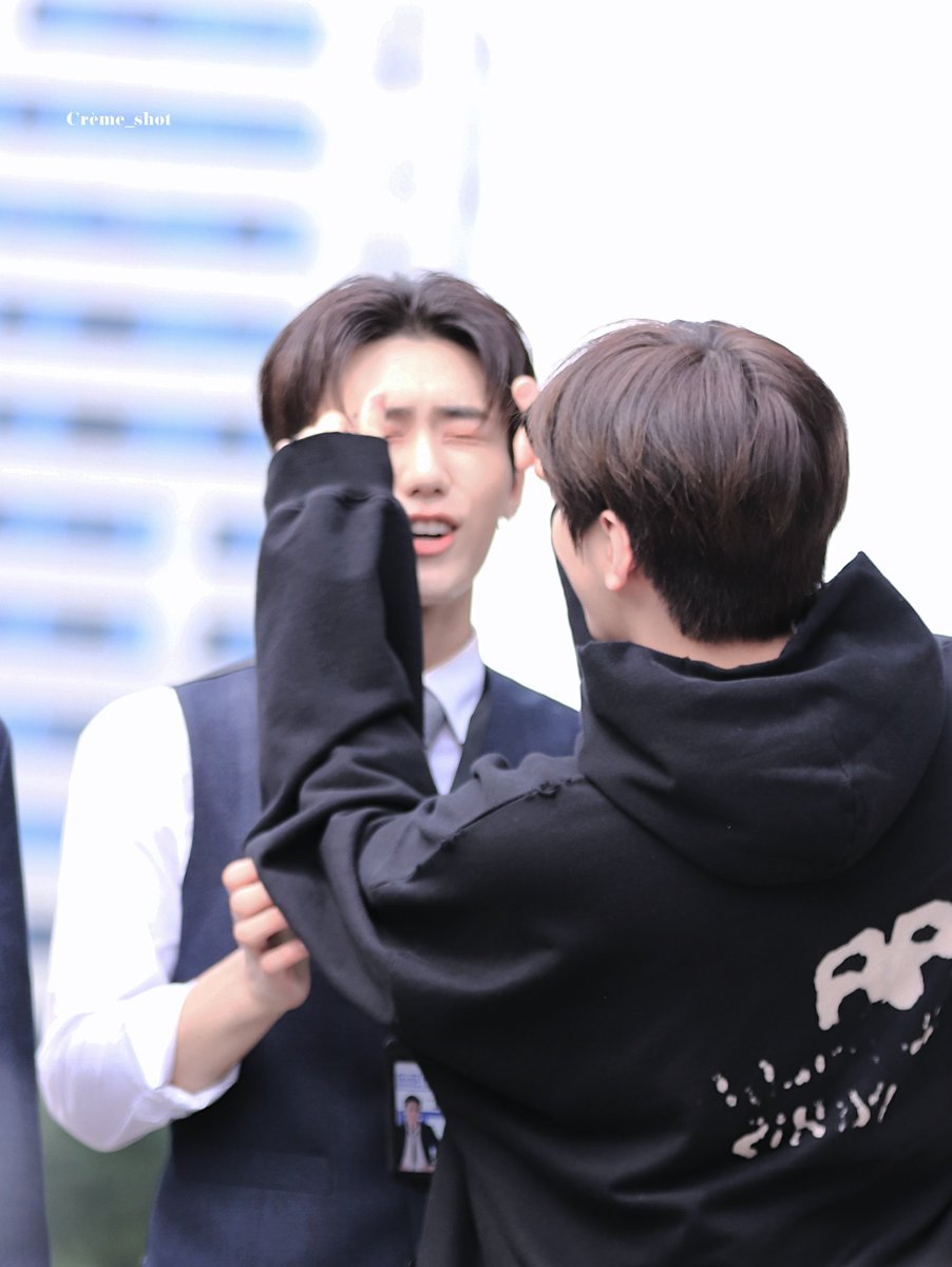 230606 더쇼 #재찬 #종형
초점이 나갔지만 손타는 곰도리 표정이 너무 귀여워(˃﹏˂)ꢭ