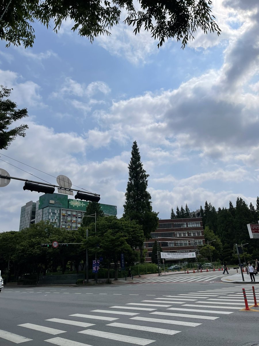 keepkeepon's tweet image. 정말 오랜만에 쿠씨네에서 조조로 클로즈. 휴일이라 교정에 사람도 없고 주차장이 텅텅비었다~ 영화보다는 운전연습이 목표인 사람