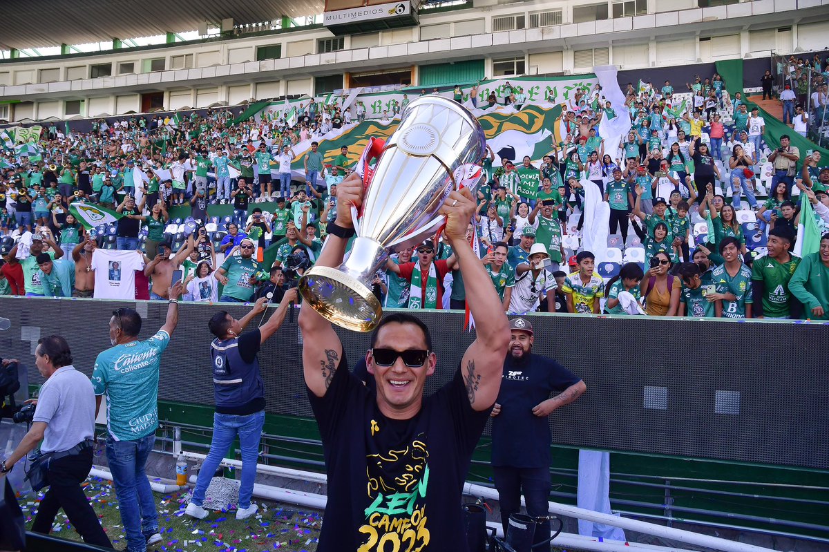 RodolfoCota_'s tweet photo. Gran festejo con nuestra gente 🏆 https://t.co/7C9RLrkAMx
