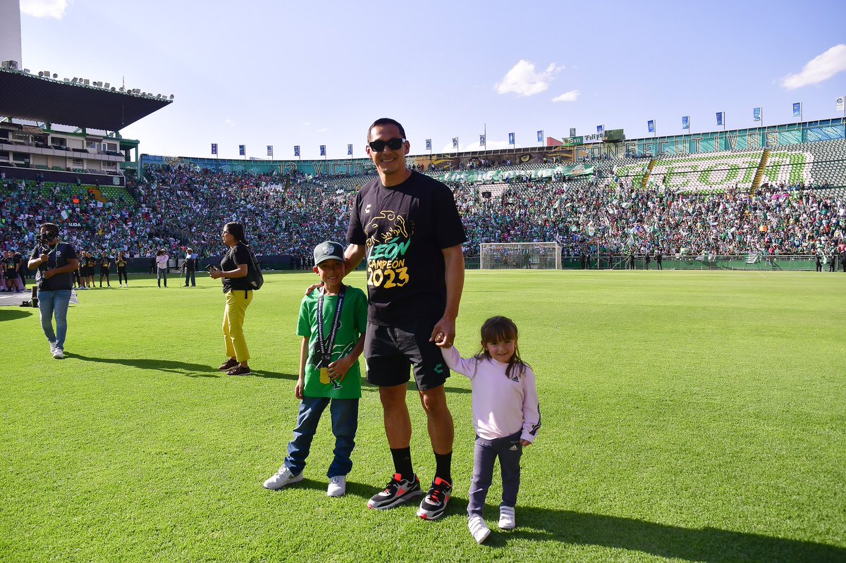 RodolfoCota_'s tweet photo. Gran festejo con nuestra gente 🏆 https://t.co/7C9RLrkAMx