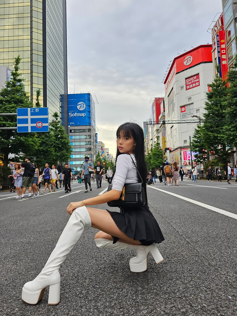 Who wants to be put on a leash and go for a walk with me through Tokyo? Findom asianfindom paypig