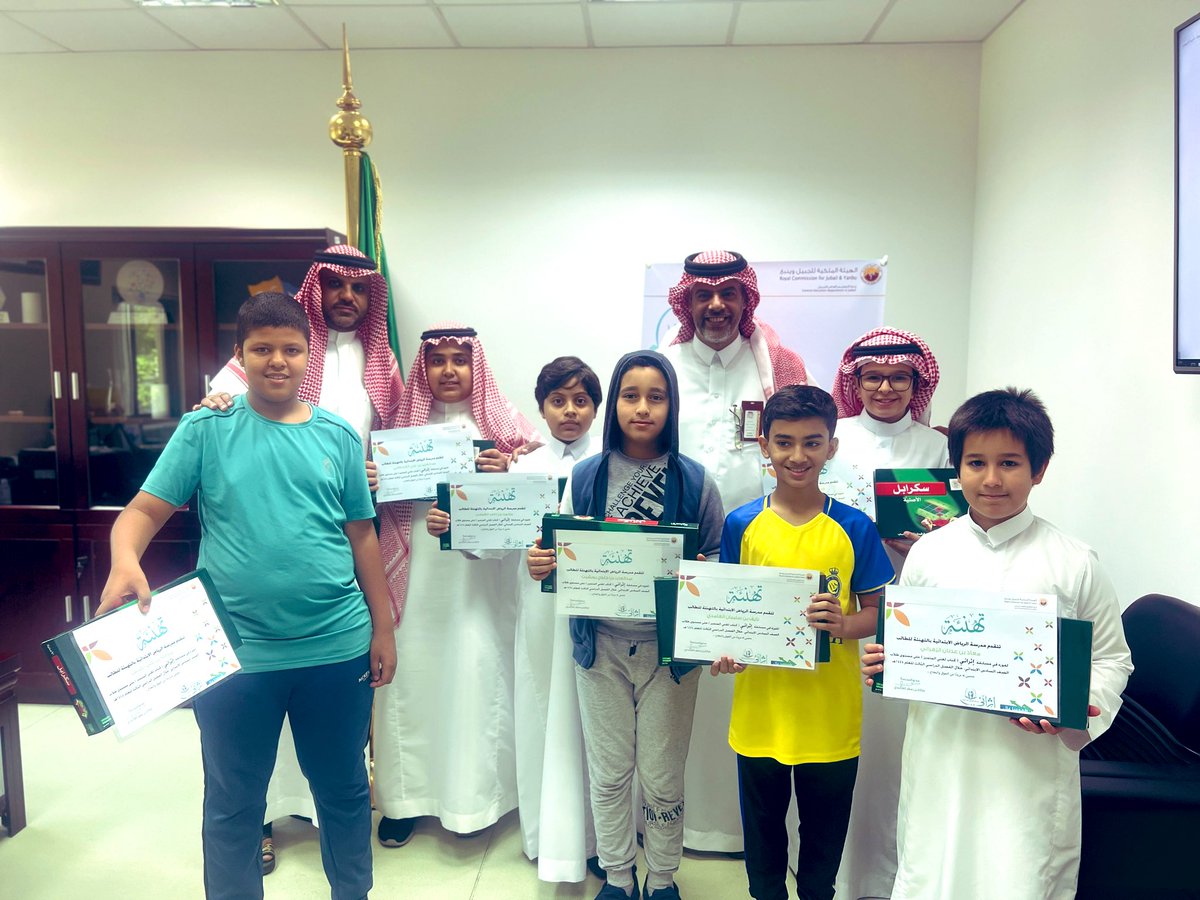 كرمت مدرسة #الرياض_الابتدائية الطلاب المشاركين في  
مسابقة إثراء ( كتاب لغتي المتميز) لطلاب الصف السادس 
خلال الفصل الدراسي الثالث التي أقامها الفريق الثقافي ..

إشراف أ. مسلم الشمري 

#طموحنا_عال